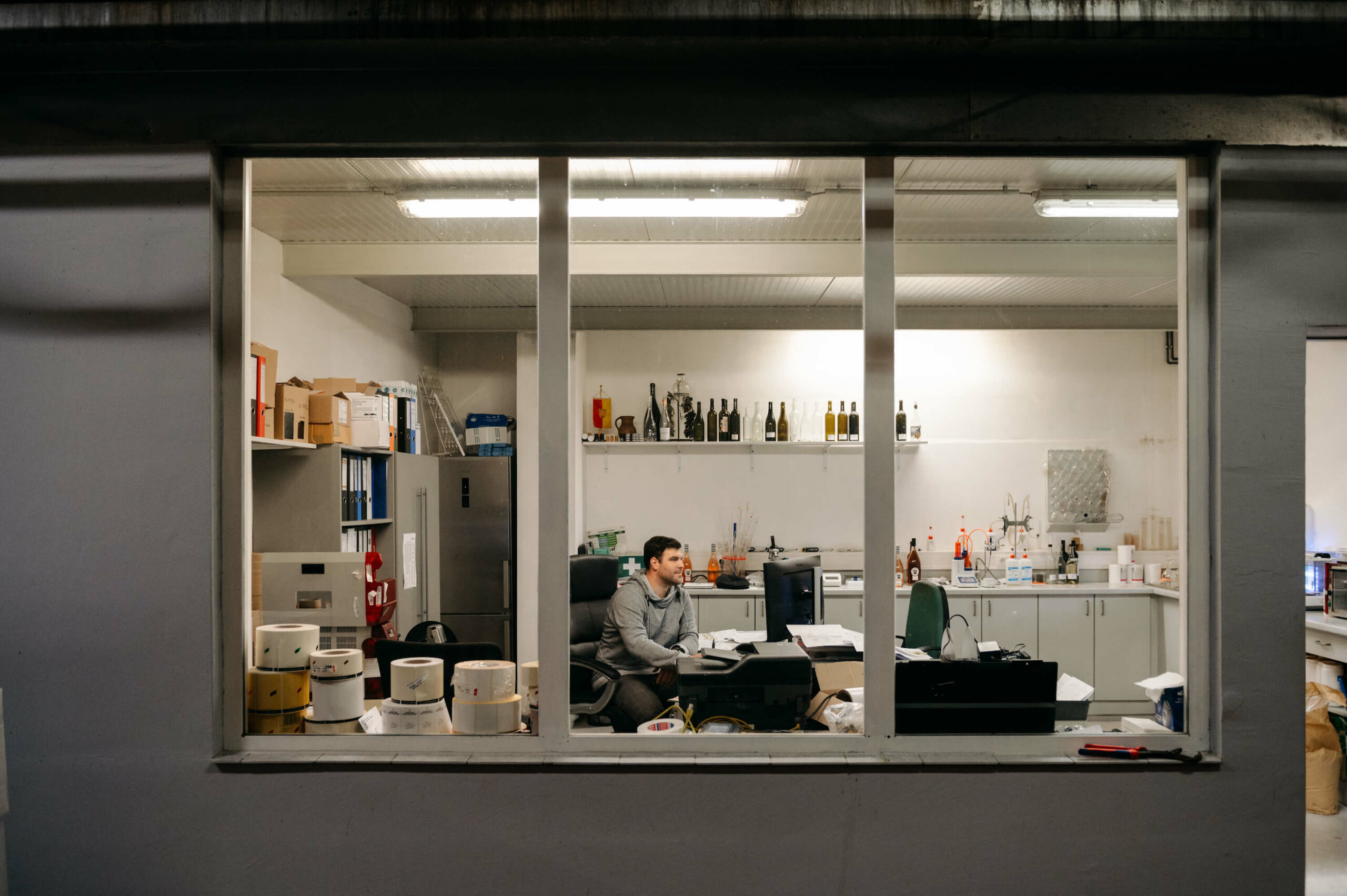 Durch ein Fenster sieht man Herrn Kurz in seinem Büro