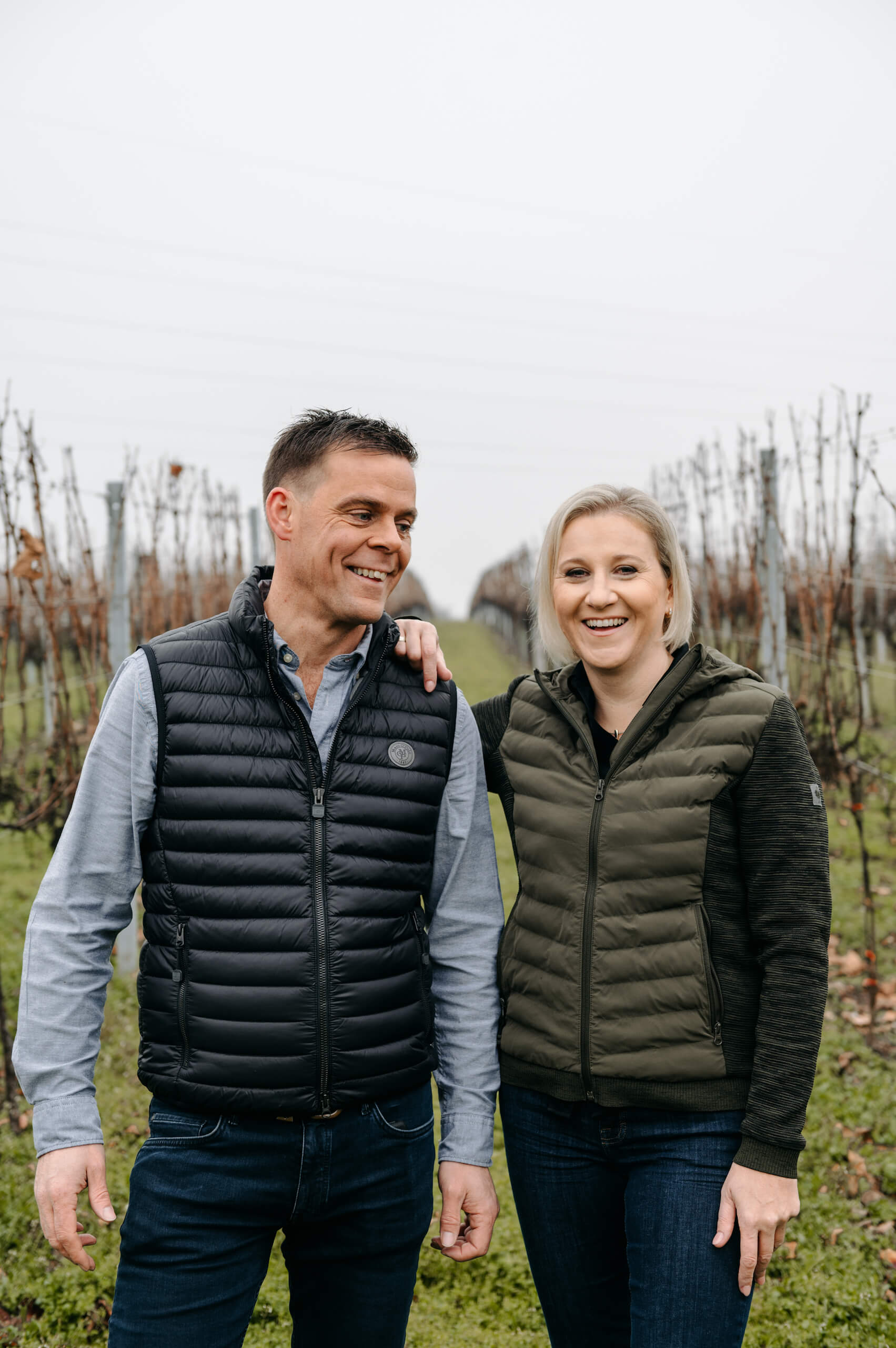 Anna Maria und Erich stehen vor den Rebzeilen