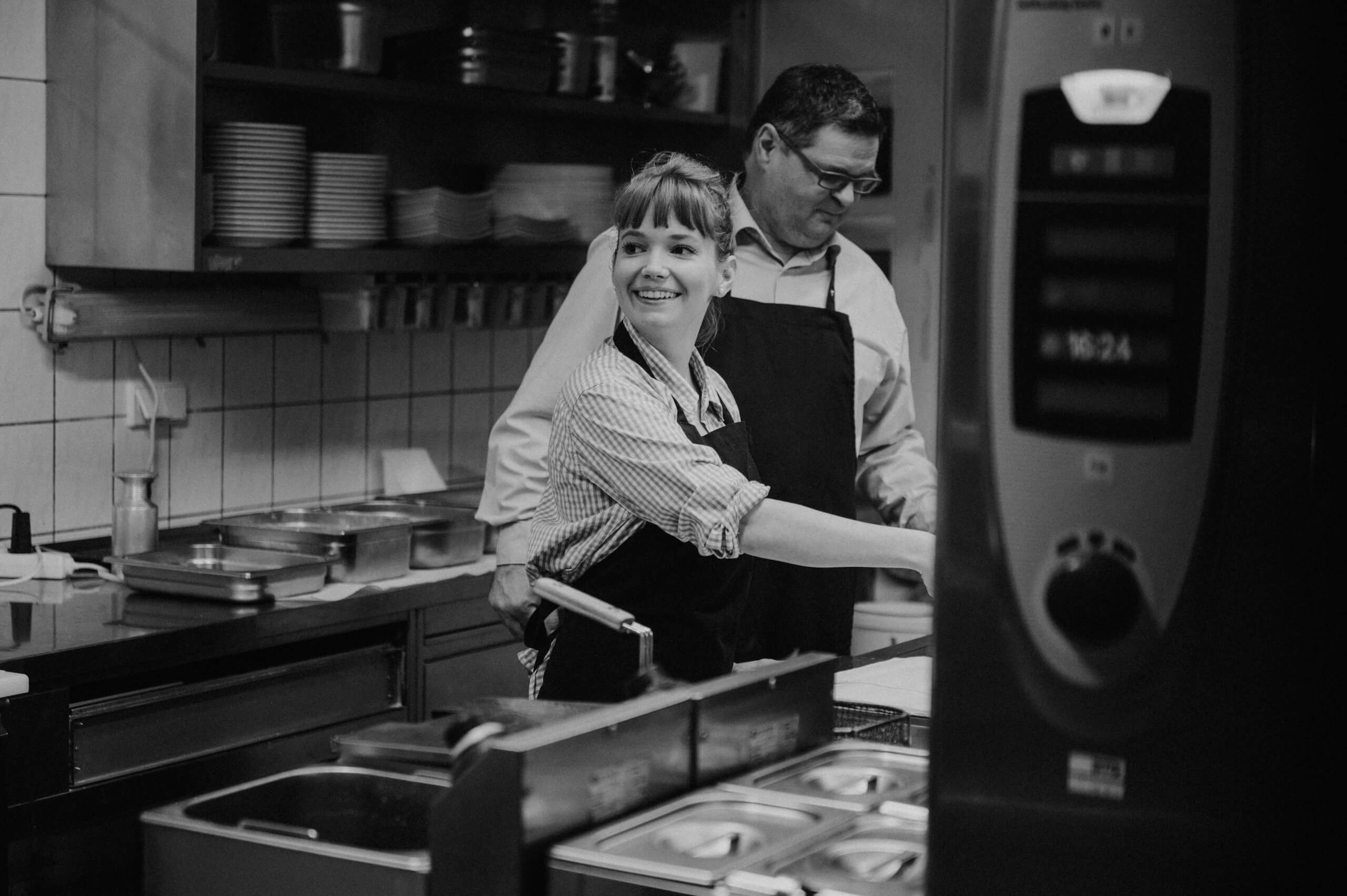 Herr und Frau Waldherr in der Küche in schwarz weiß